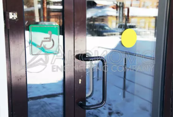 Желтый круг на двери для слабовидящих и инвалидов (Доступная среда).